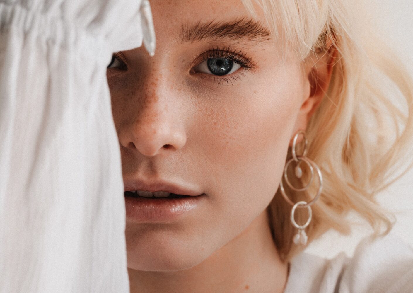 Sleek Sophistication: The Artistry of Modern Jewelry Design